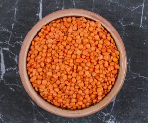pegeon peafresh-raw-lentils-bowl-black-stone